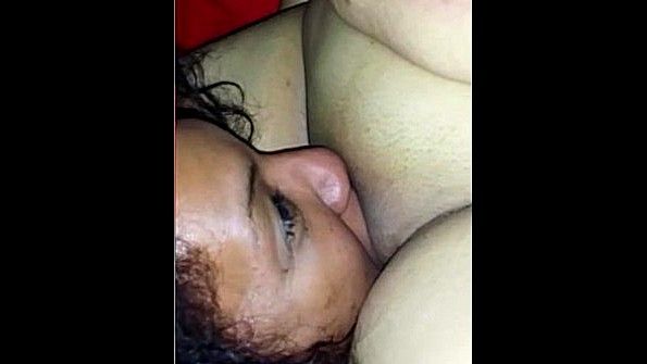 Сняла трусы с подруги и стала лизать ей пизду