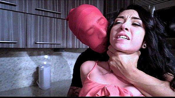 Грабитель жестоко трахает хозяйку дома и наслаждается