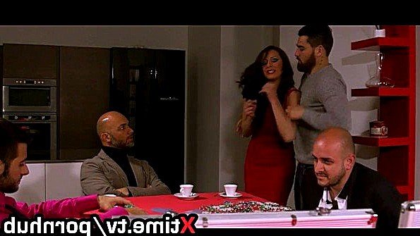 Роскошная итальянка рада устроить куколд с мужем