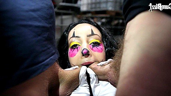 Разрисованная шлюшка сосет множество хуев