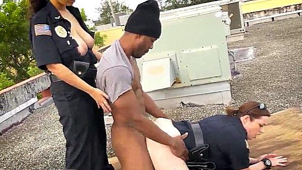 Полицейские бабы раздеваются и ебутся с негром
