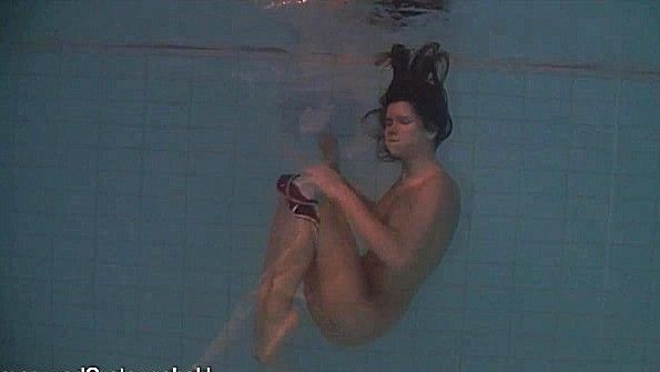 Плавает под водой голышом и дико наслаждается