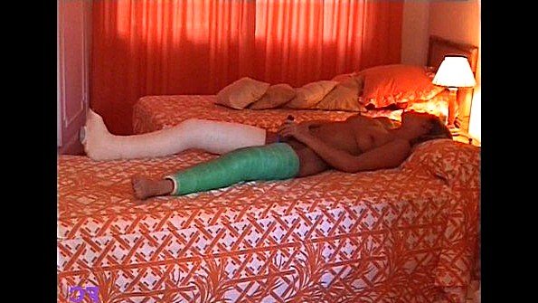 Бабенка в гипсе мастурбирует и ловит наслаждение