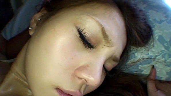 Разбудил японскую подружку и вынудил трахаться