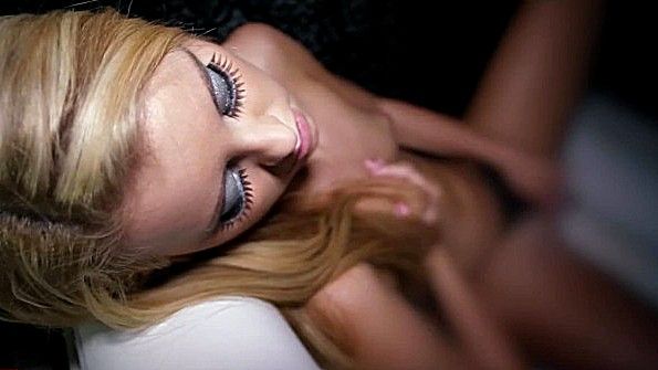 Девица с красивым макияжем бурно мастурбирует