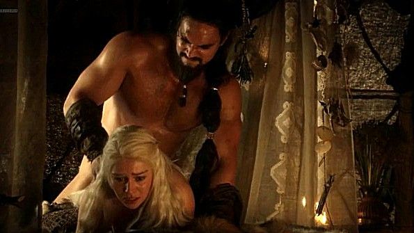 Роскошная Emilia Clarke занимается сексом в фильме