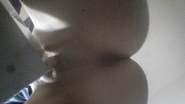 Трется пиздой об угол стола и бурно кончает от этого