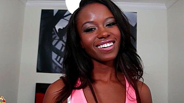 Темнокожая красотка уверенно трахается с парнем