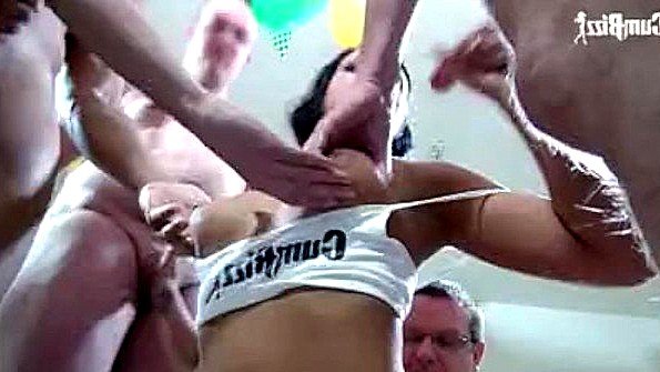 Отсос у толпы парней с обязательным семяизвержением