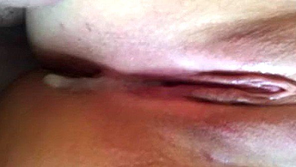 Брат вставляет хуй в пизду сестры крупным планом