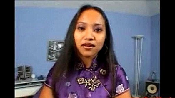 Азиатка сняла одежду и готова поебаться жестко