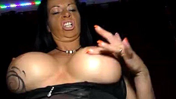 Пышногрудую бабу облили спермой во время траха