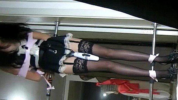 Связанная горничная терпит дрочку вибратором