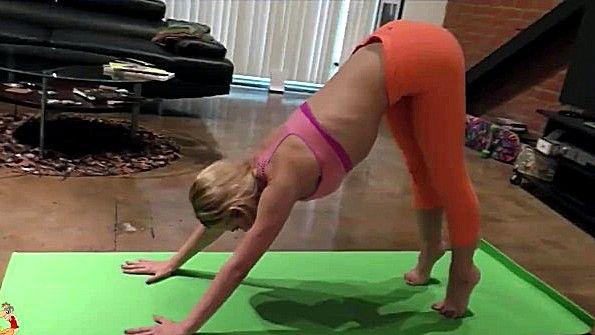 Занятие йогой завершилось крутым аналом с сучкой