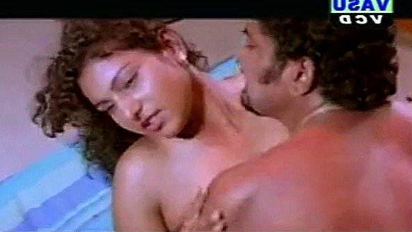 Знаменитая индийская актриса в сексуальной сцене