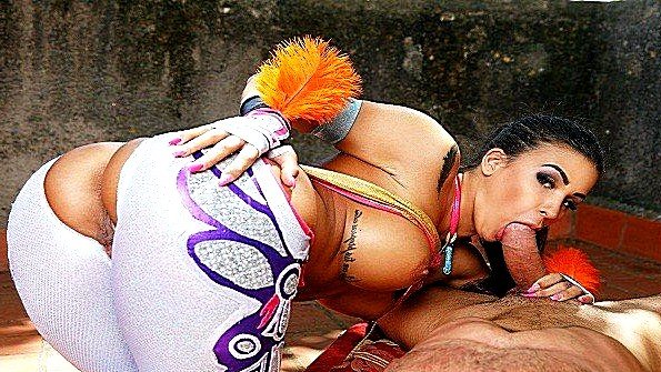 Мулатка в порванных лосинах горячо трахается