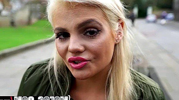 Полная сучка отдается публично пикаперу