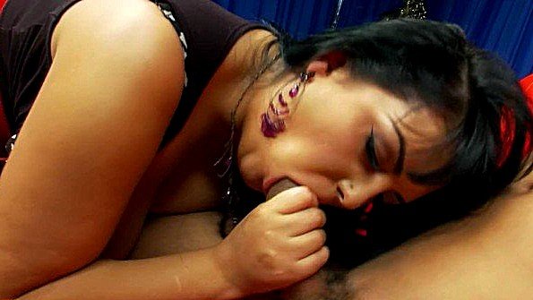 Бабенка готова обслужить хуй мужика своим ртом