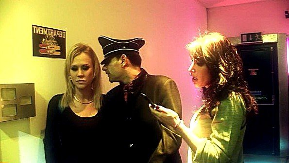 Сразу две шлюхи ебутся в лифте с полицейским