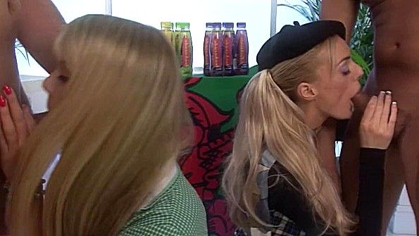 Мужики помогли дамочкам поебаться круто