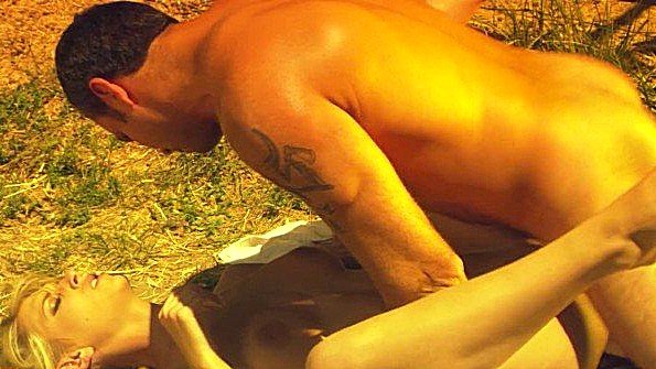 Пришла к ковбою и отдалась ему прямо на траве