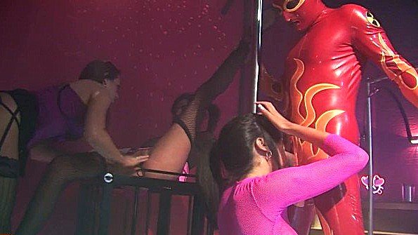 Чувак в латексном костюме в сексе со стриптизершами