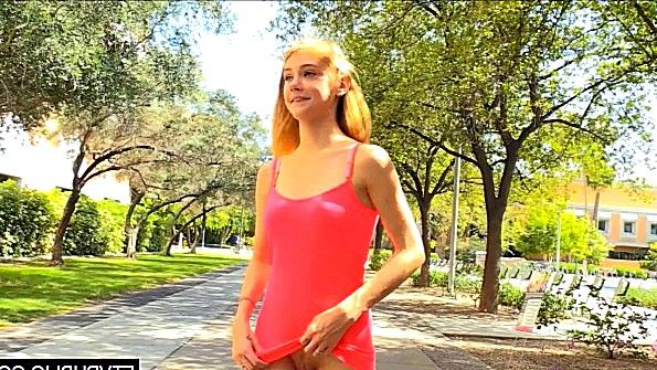 Худая девица раздевается в загородном лагере