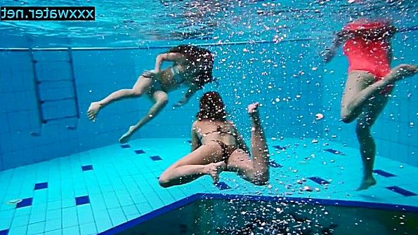 Девушки плавают в бассейне и раздеваются догола