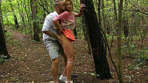 Трахнул подругу в лесу и продолжил дома