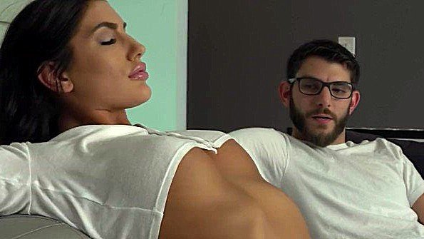 Шаловливая брюнетка совратила чувака на трах