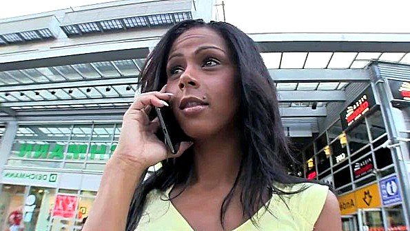 Пикапер активно трахает девицу и платит за это