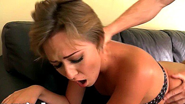 Девахе нравится стоять раком в сексе и кончать