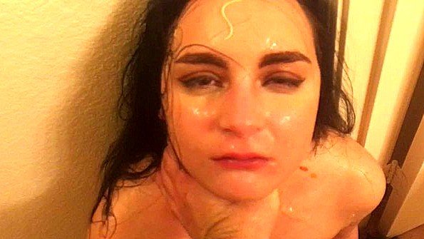 Отец жестко ебет дочь и снимает на камеру телефона