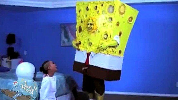 Надел странный костюм и дал отсосать девахе