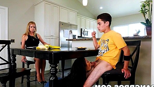 Сестра минетом вынудила брата потрахаться с ней