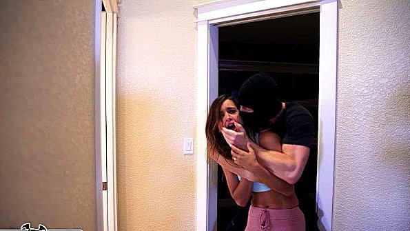 Грабитель заставил барышню грубо потрахаться