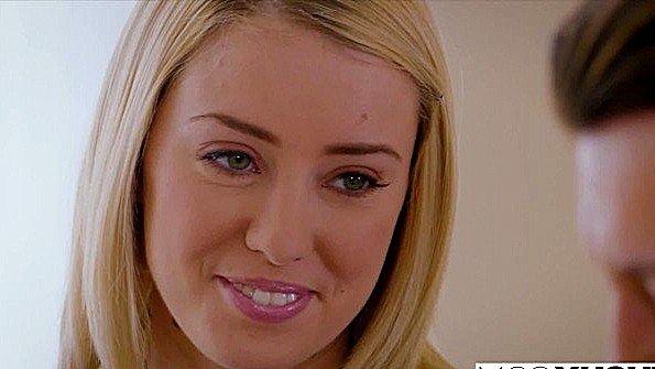 Красивая блондинка не стесняется трахаться в зад