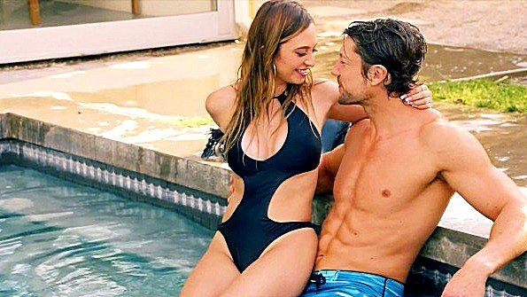 Брюнетка ебется с мужиком и получает наслаждение