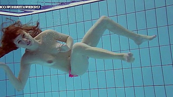 Кокетка снимает с себя белье во время плавания