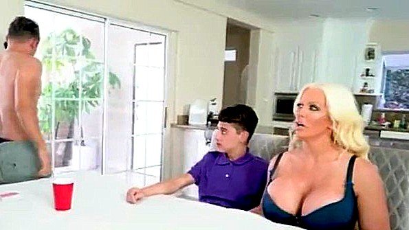 Мамаша бесстыдно отсасывает хуй у друга сына