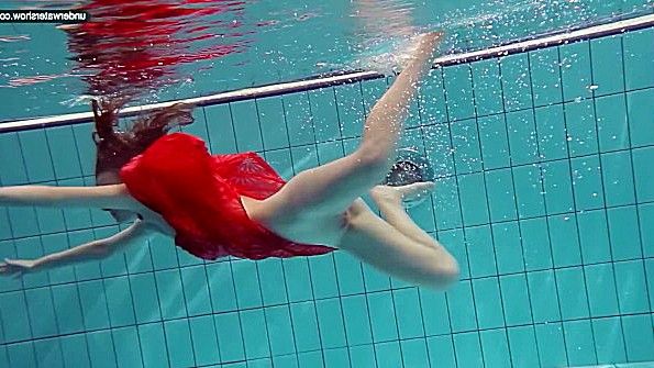 Полуголая девка плавает в платье под водой