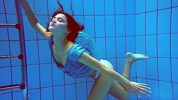 Снимает трусы под водой и плавает полуголой