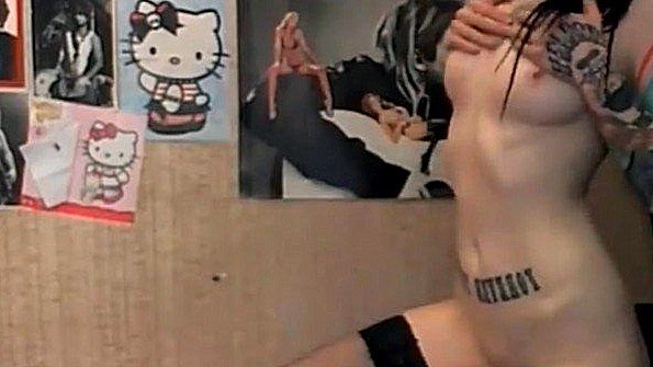 Эмо шлюшка танцует и мастурбирует перед камерой