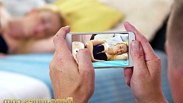 Кокетка бурно сквиртит от безумного наслаждения