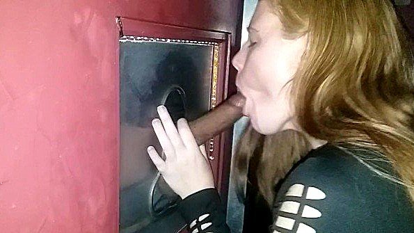 Девушка тестирует хуй ртом через дыру в стене