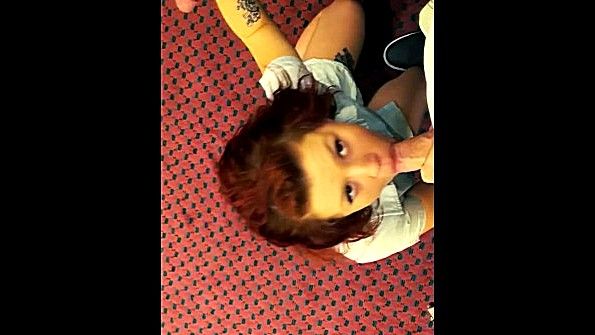 Любительница стоит на корточках и отсасывает хуй