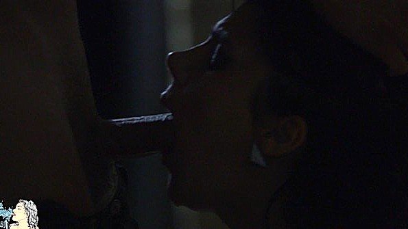 Приковал бабенку к стене и жестко трахает в переулке