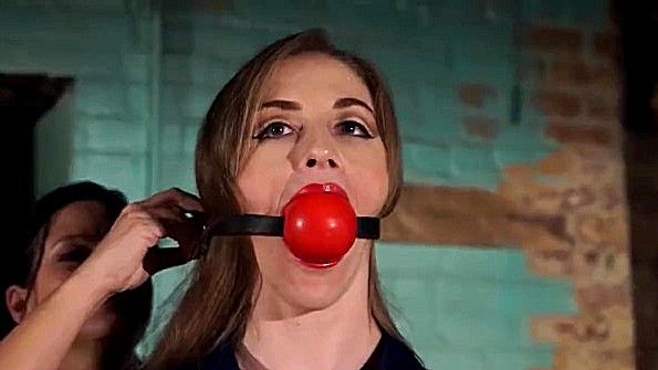 Хозяйка связывает молодую рабыню в одежде