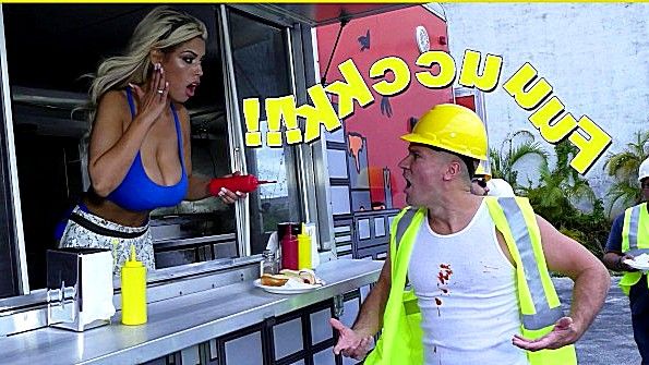 Продала хот-дог чуваку и стала с ним трахаться