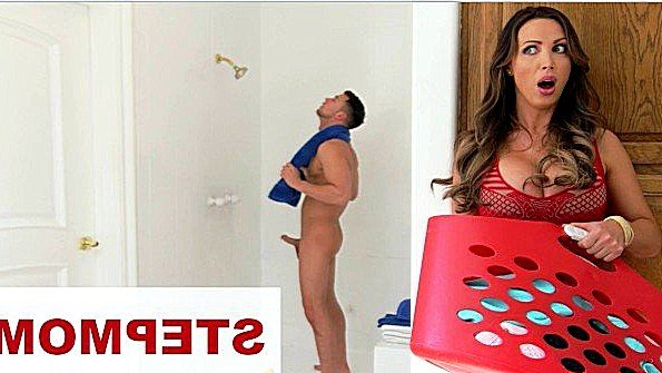 Мать увидела возбужденный хуй сына в душе